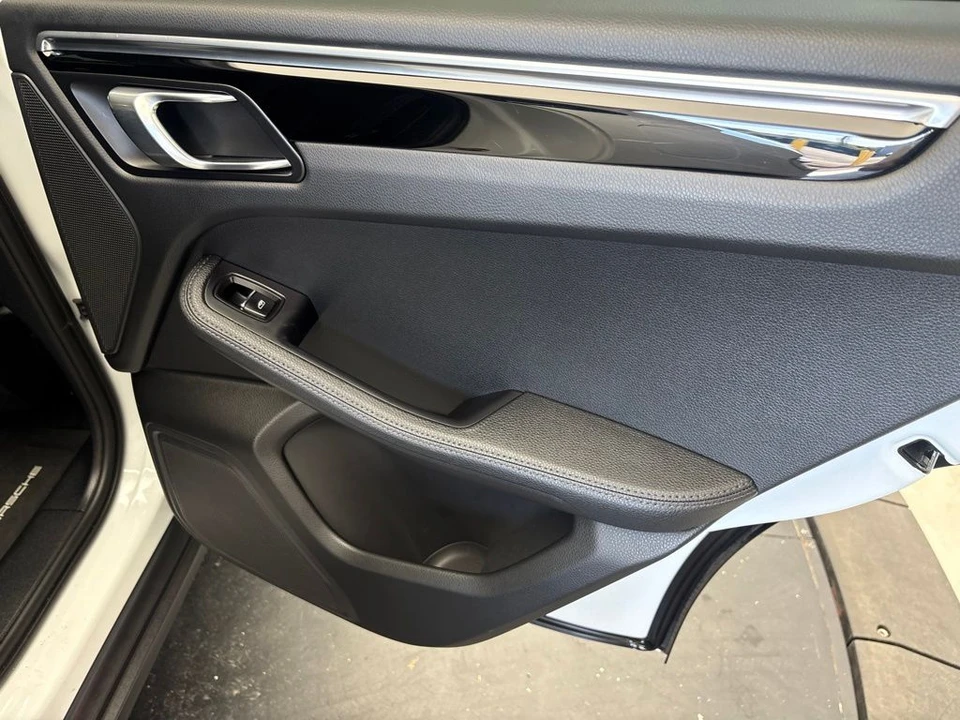 2023 Porsche Macan - Image 26 of 31