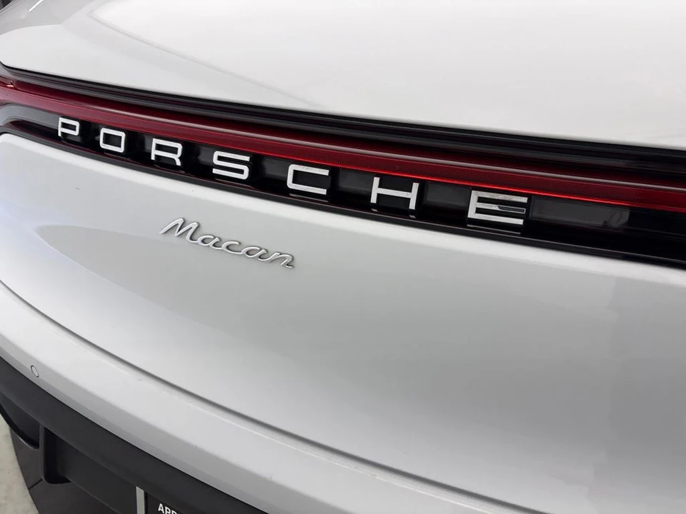 2023 Porsche Macan - Image 11 of 31