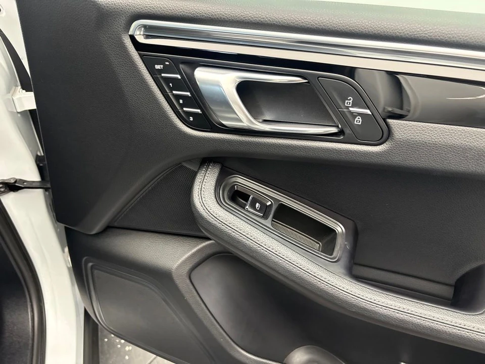 2023 Porsche Macan - Image 24 of 31