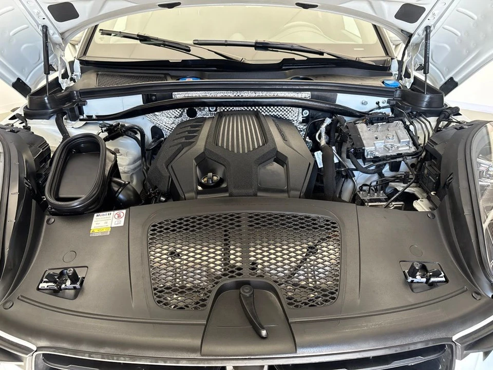 2023 Porsche Macan - Image 12 of 31