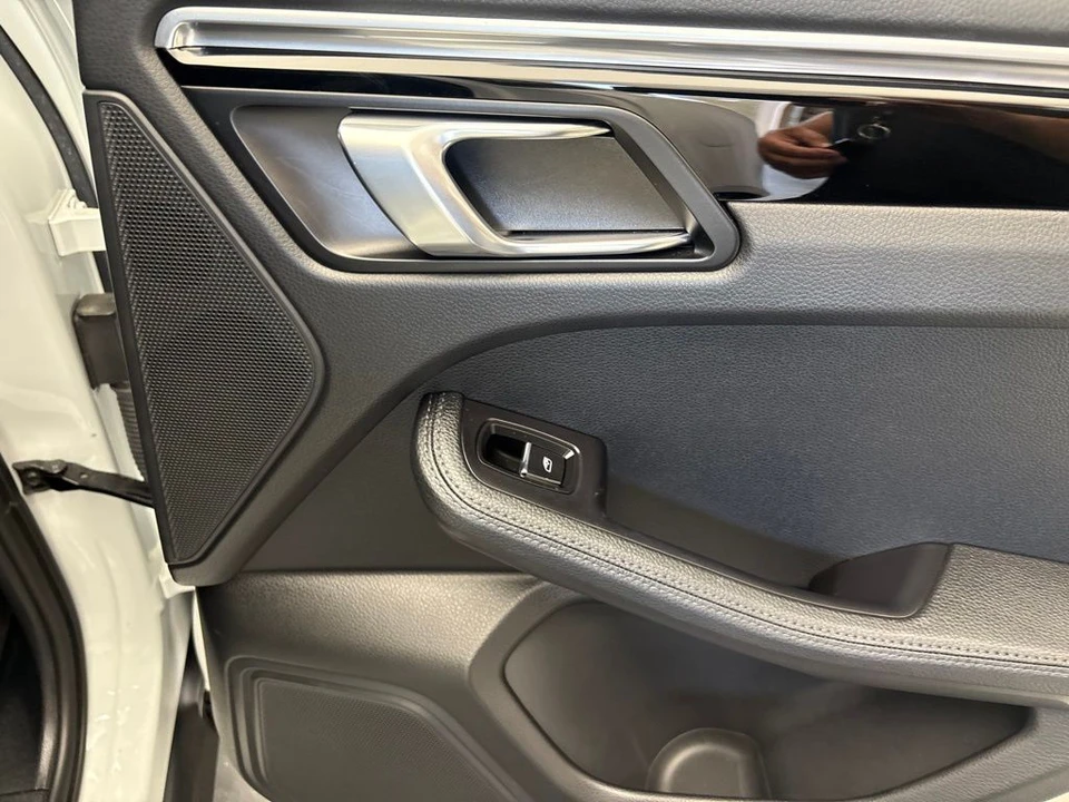 2023 Porsche Macan - Image 27 of 31