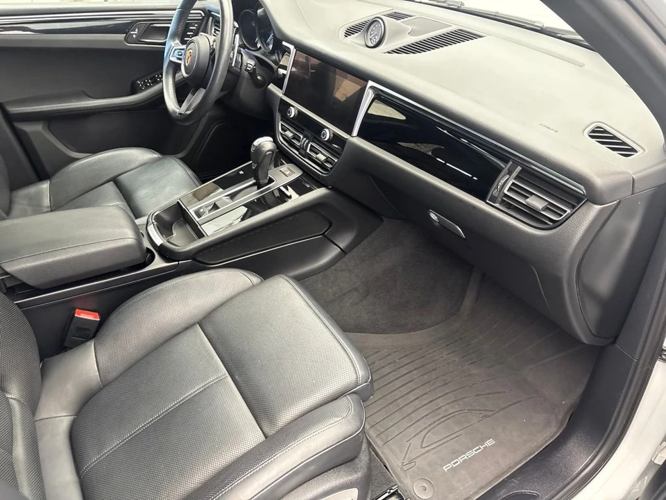 2023 Porsche Macan - Image 25 of 31
