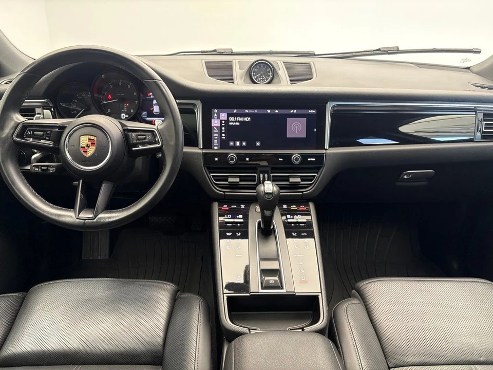 2023 Porsche Macan - Image 29 of 31
