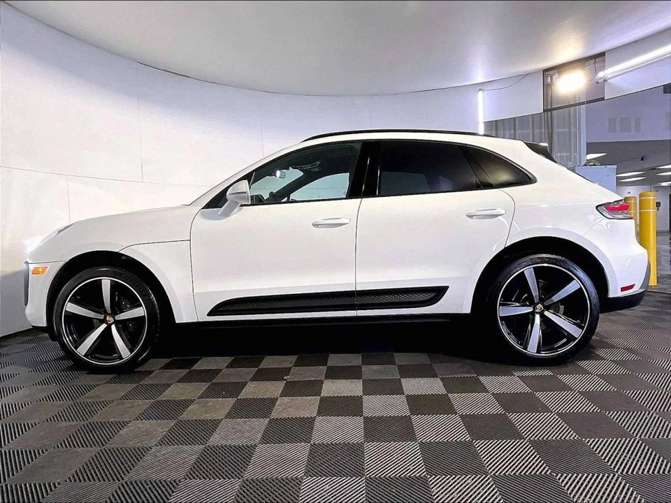 2023 Porsche Macan - Image 2 of 5