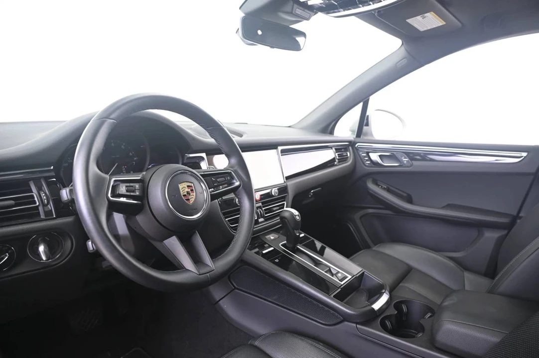 2023 Porsche Macan T - Image 4 of 5