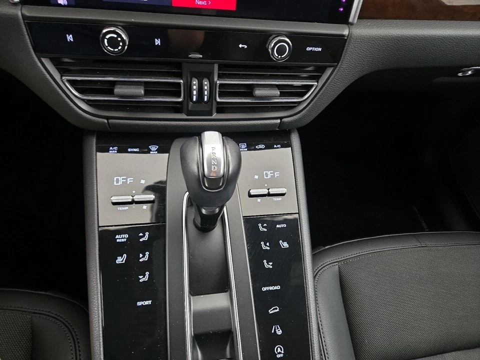 2023 Porsche Macan T - Image 18 of 27