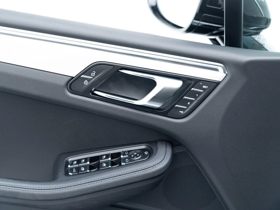 2023 Porsche Macan - Image 15 of 27