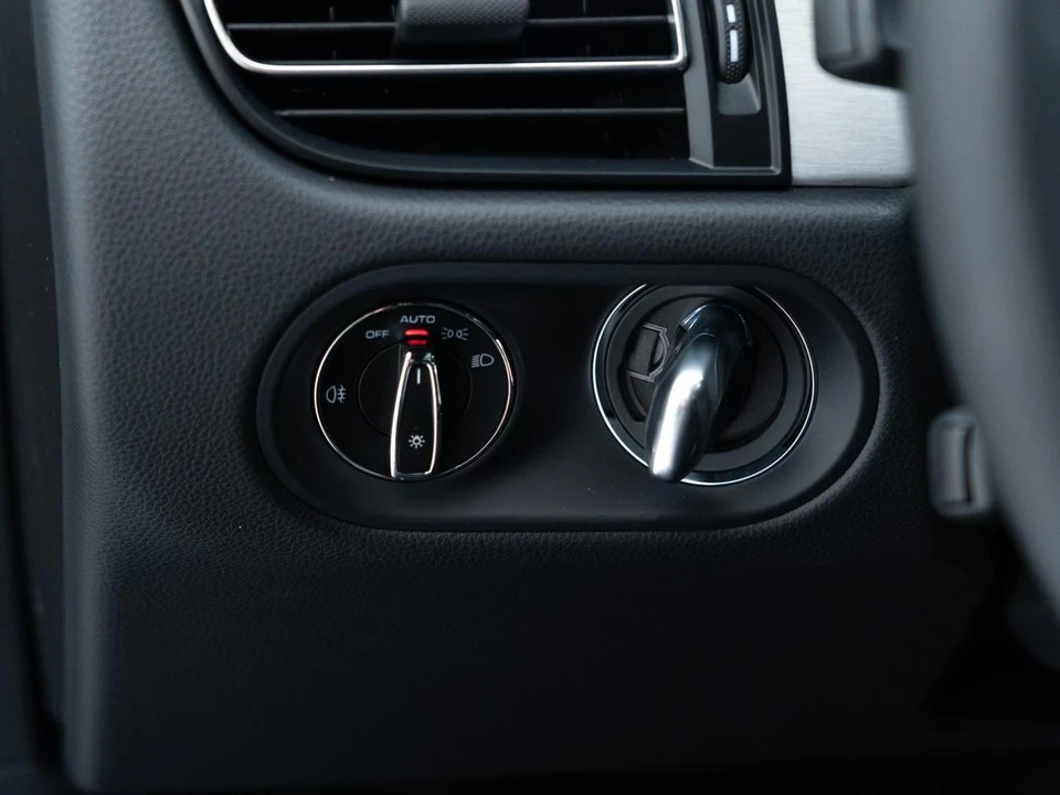2023 Porsche Macan - Image 20 of 27