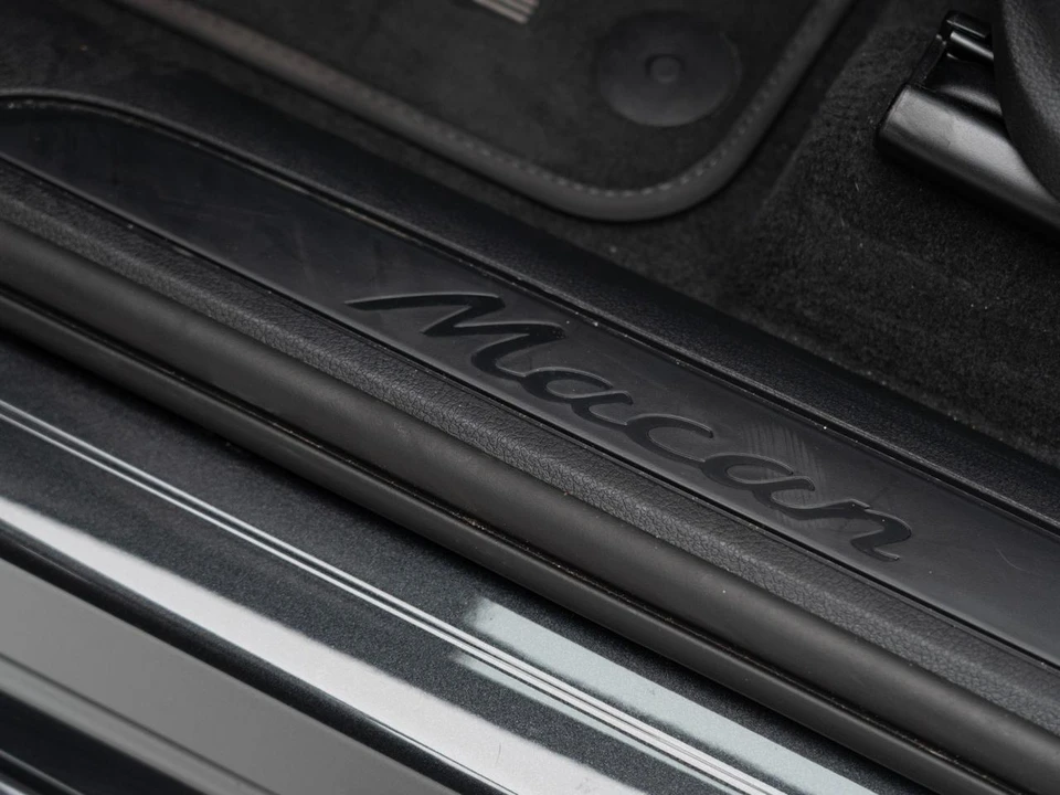 2023 Porsche Macan - Image 24 of 27