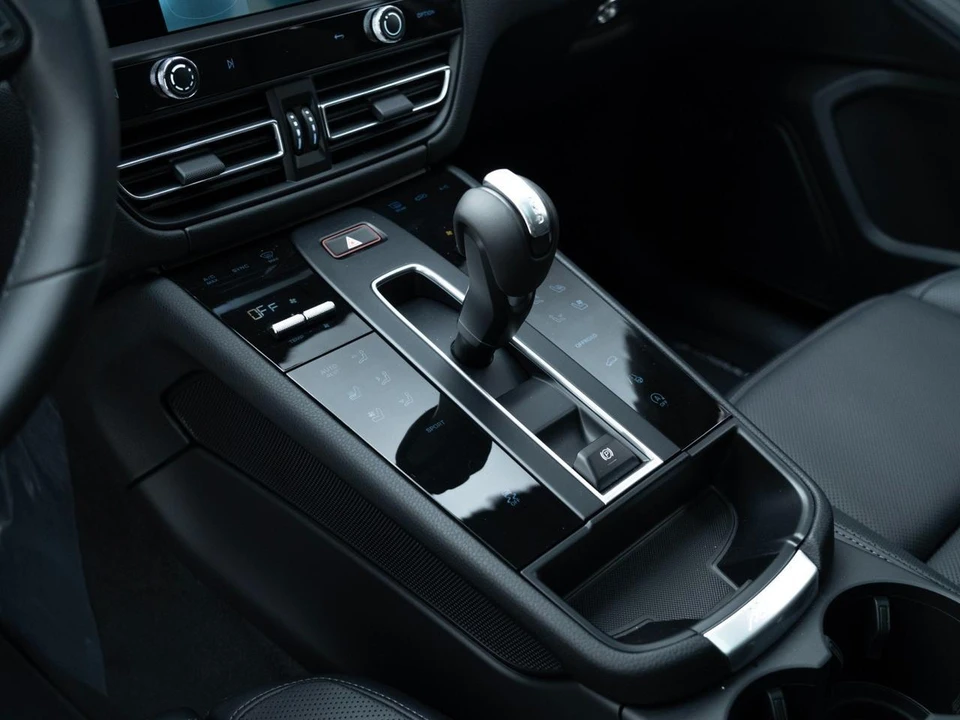 2023 Porsche Macan - Image 19 of 27