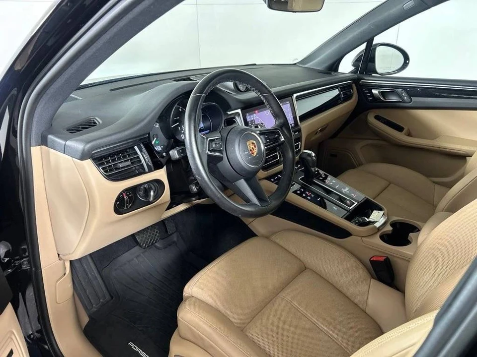 2023 Porsche Macan T - Image 4 of 5