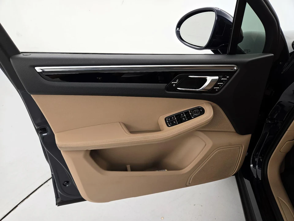 2023 Porsche Macan - Image 13 of 27