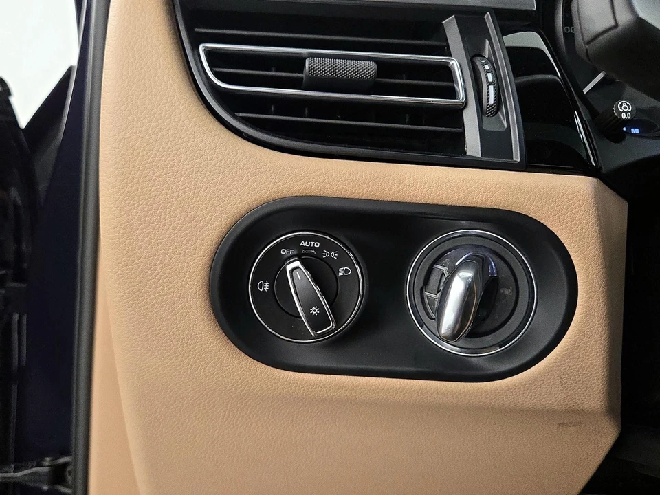 2023 Porsche Macan - Image 14 of 27