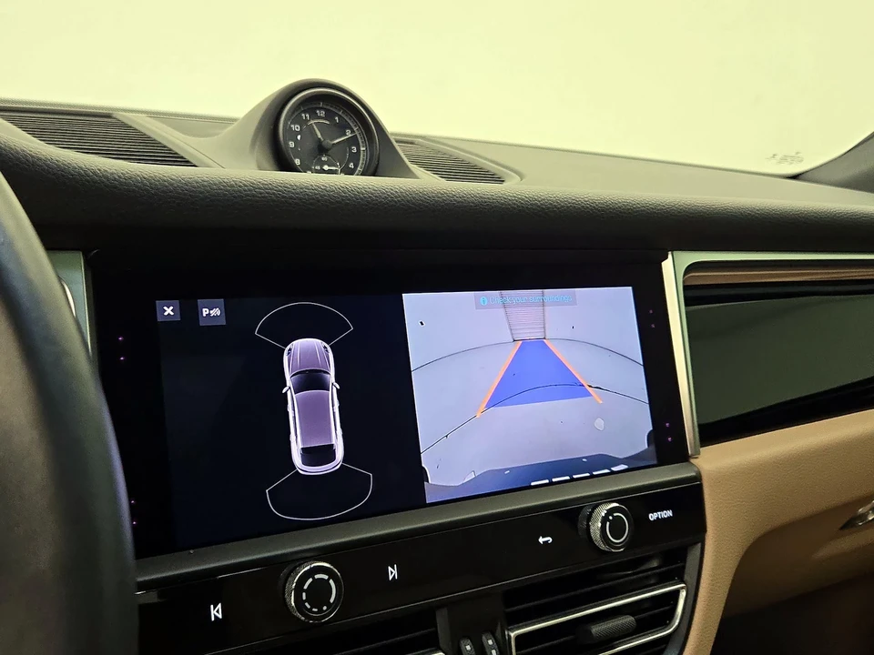 2023 Porsche Macan - Image 16 of 27