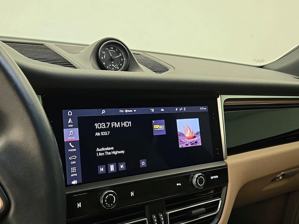 2023 Porsche Macan - Image 17 of 27