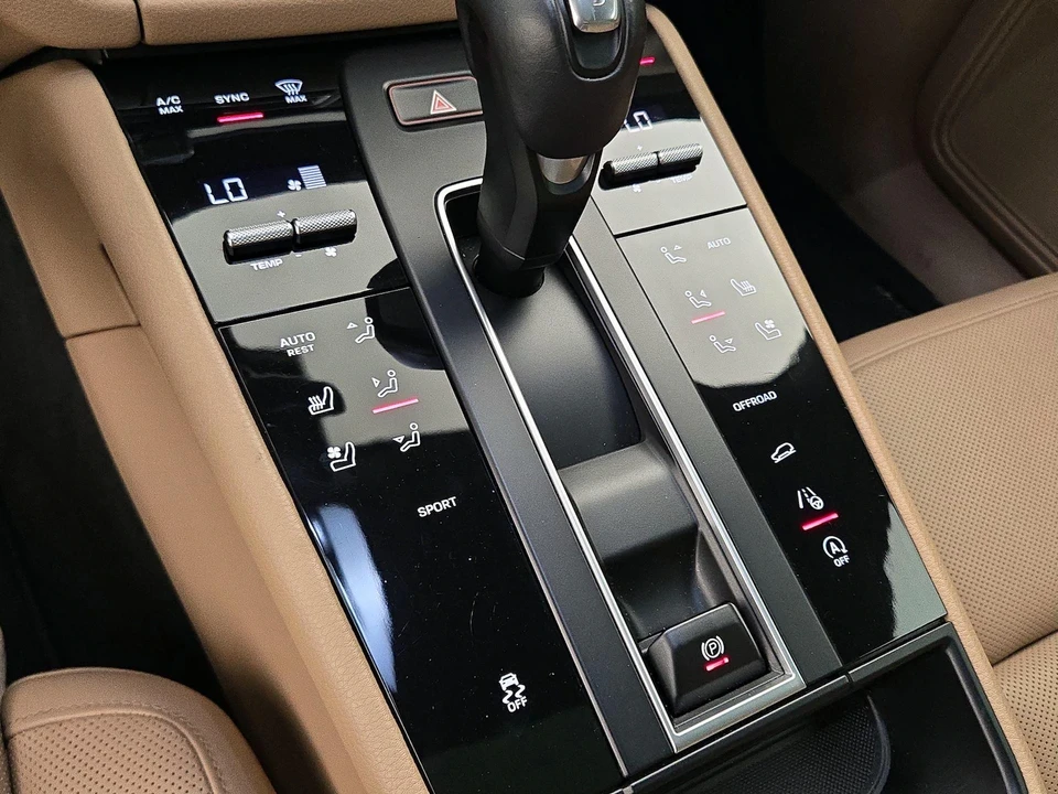 2023 Porsche Macan - Image 18 of 27