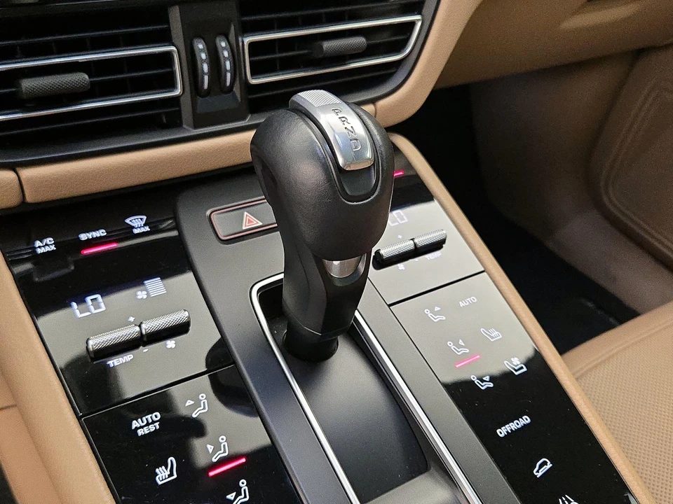 2023 Porsche Macan - Image 19 of 27