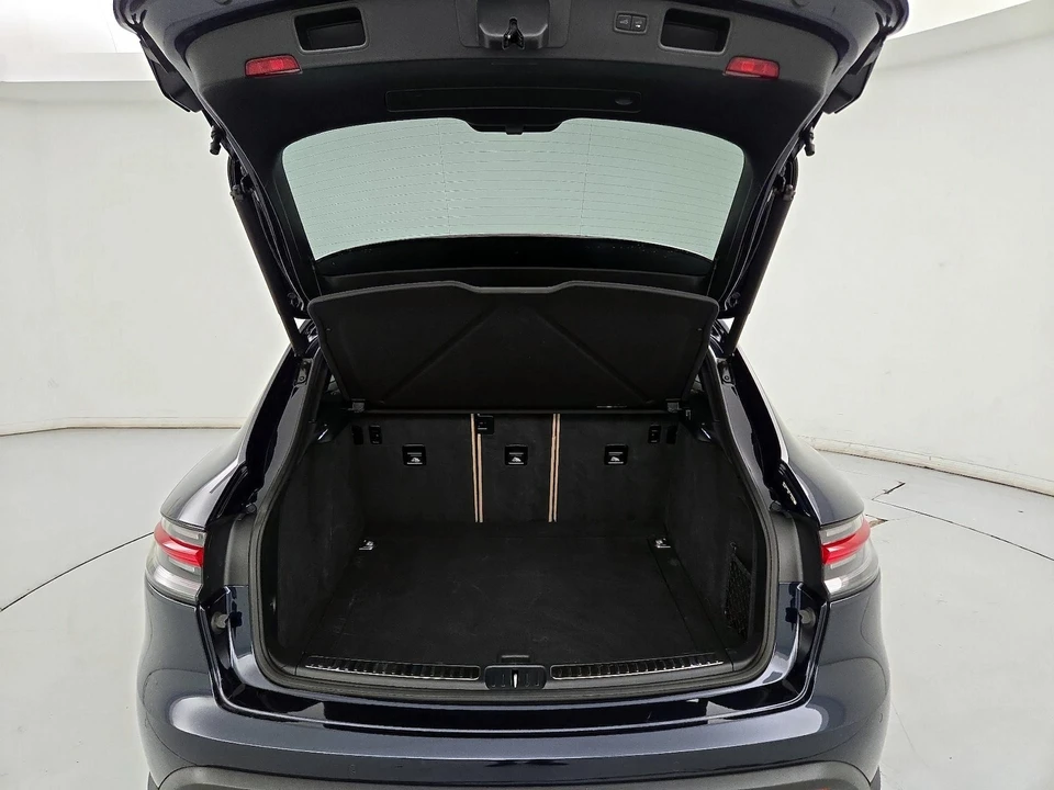 2023 Porsche Macan - Image 23 of 27