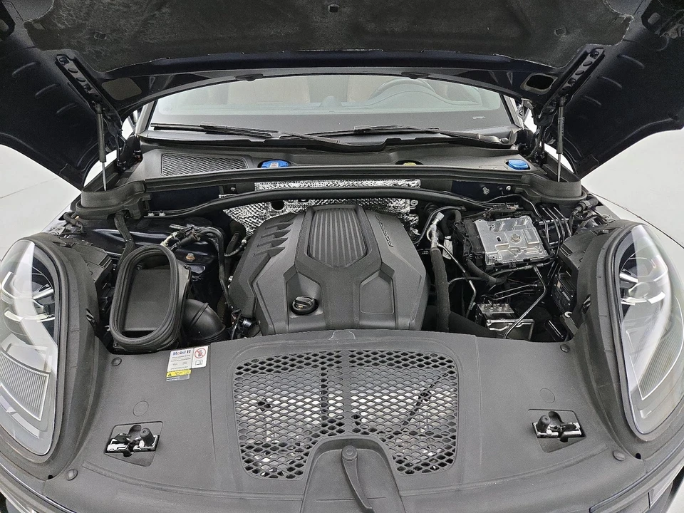 2023 Porsche Macan - Image 24 of 27