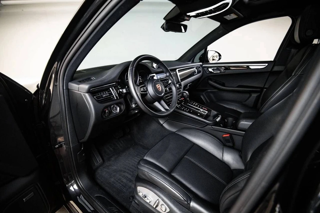 2023 Porsche Macan - Image 4 of 5