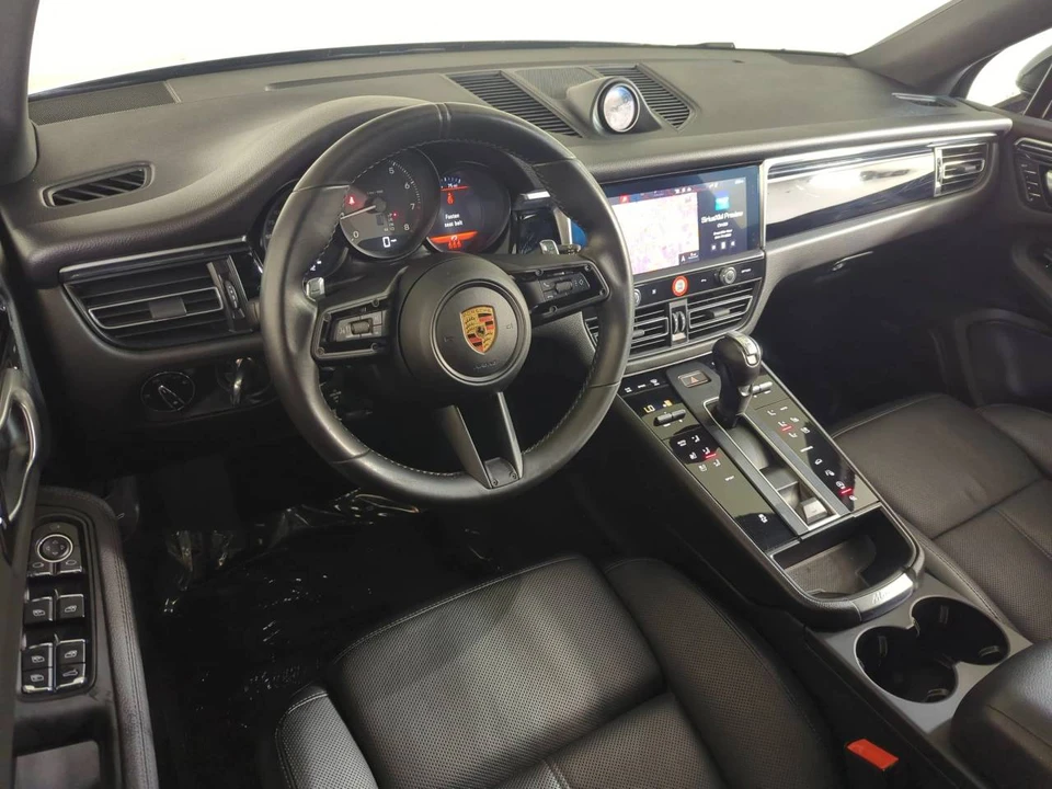 2023 Porsche Macan - Image 4 of 5