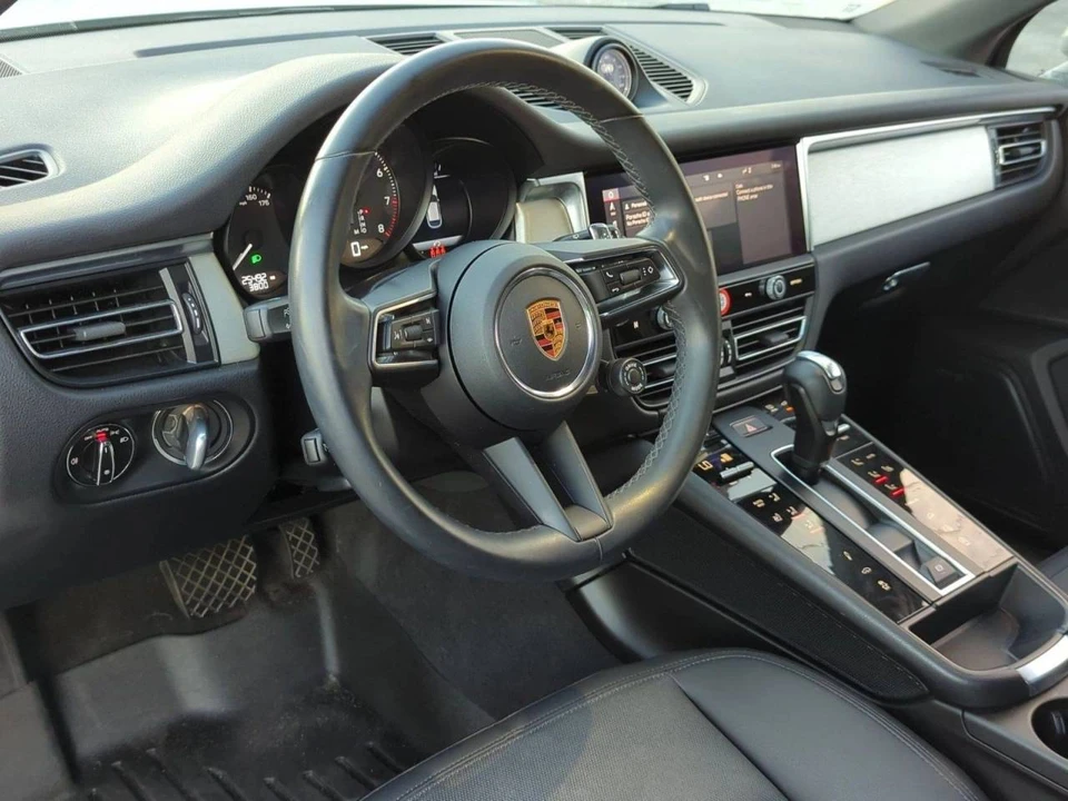 2023 Porsche Macan - Image 4 of 5