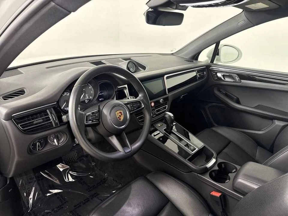 2023 Porsche Macan - Image 4 of 5