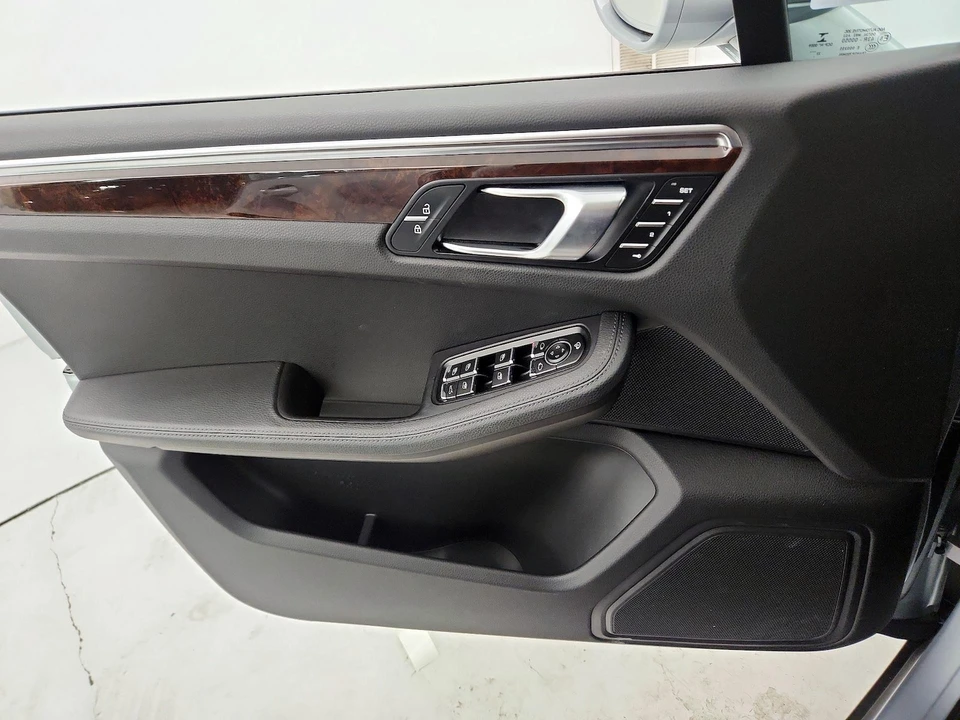 2023 Porsche Macan - Image 13 of 25