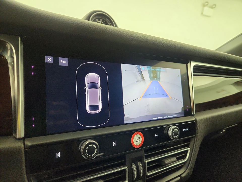 2023 Porsche Macan - Image 15 of 25