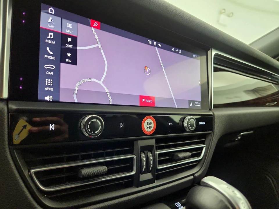 2023 Porsche Macan - Image 16 of 25