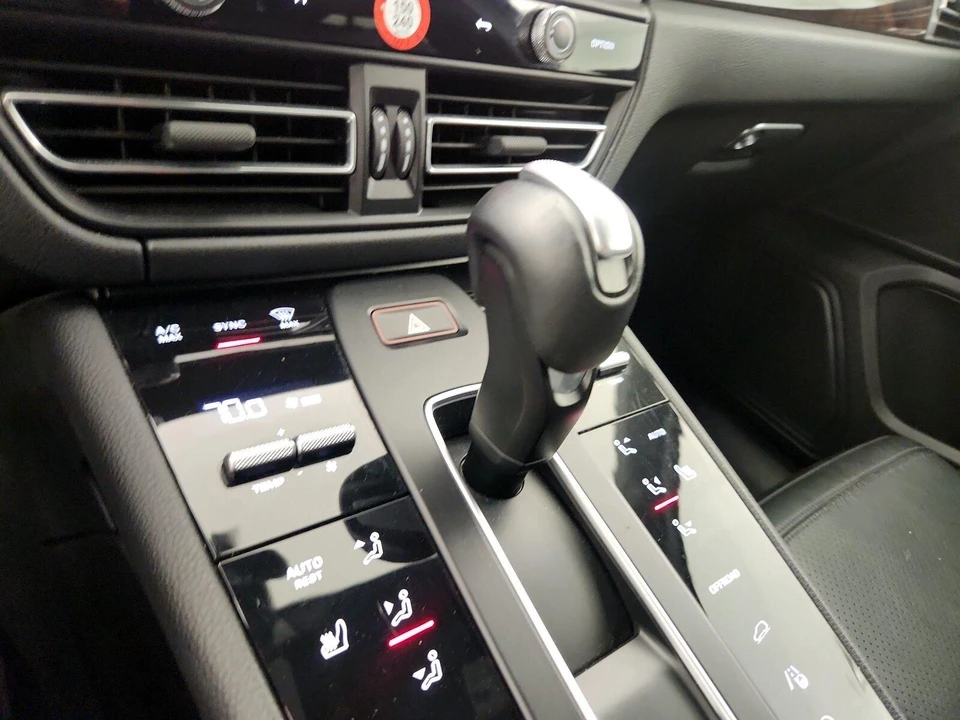 2023 Porsche Macan - Image 17 of 25