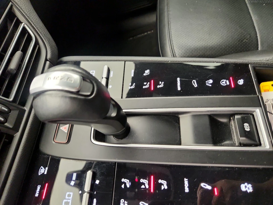2023 Porsche Macan - Image 18 of 25