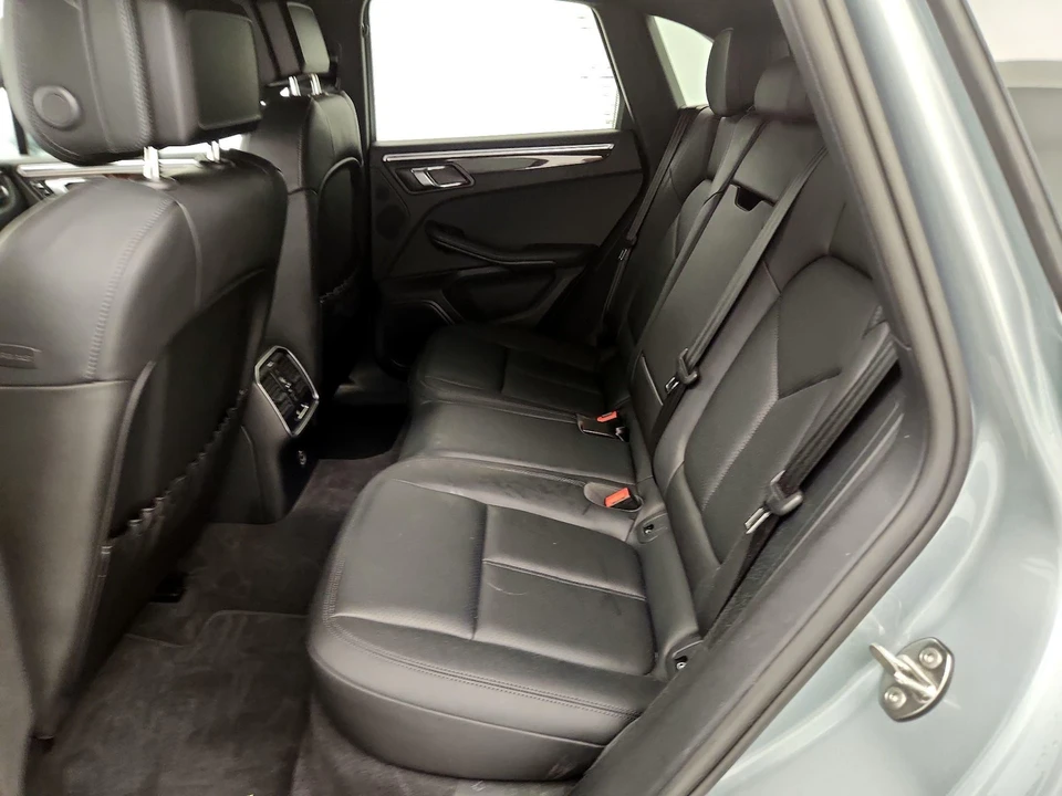 2023 Porsche Macan - Image 19 of 25