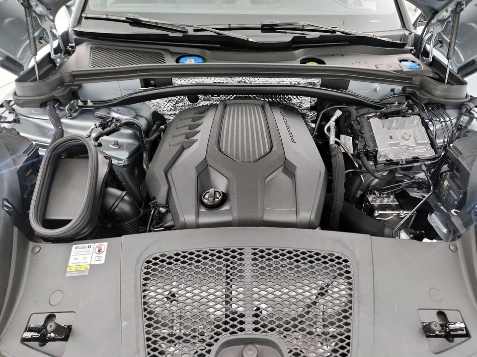 2023 Porsche Macan - Image 21 of 25