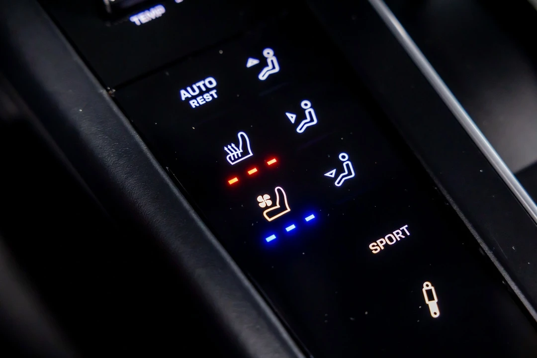 2023 Porsche Macan - Image 18 of 21
