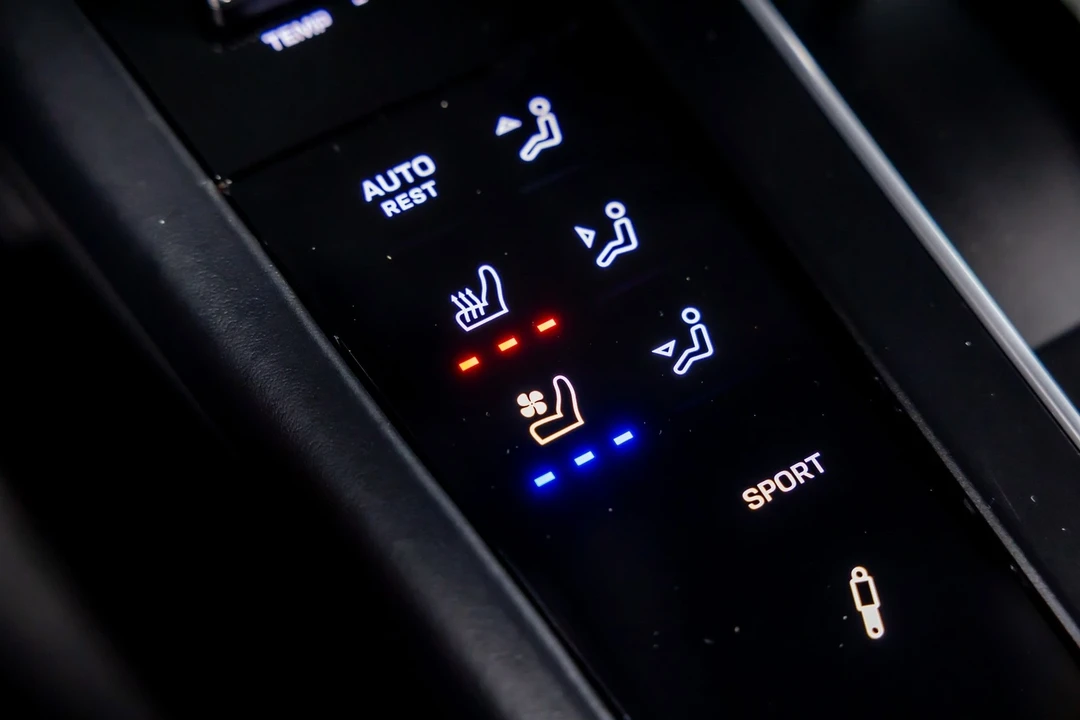 2023 Porsche Macan - Image 18 of 21