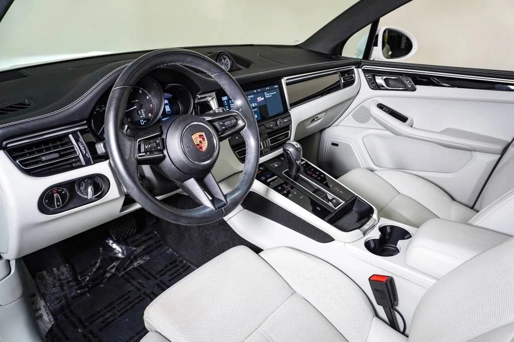 2023 Porsche Macan - Image 4 of 5