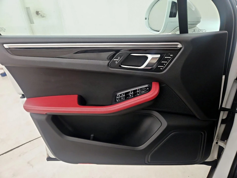 2023 Porsche Macan - Image 13 of 28