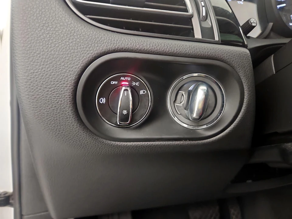 2023 Porsche Macan - Image 14 of 28