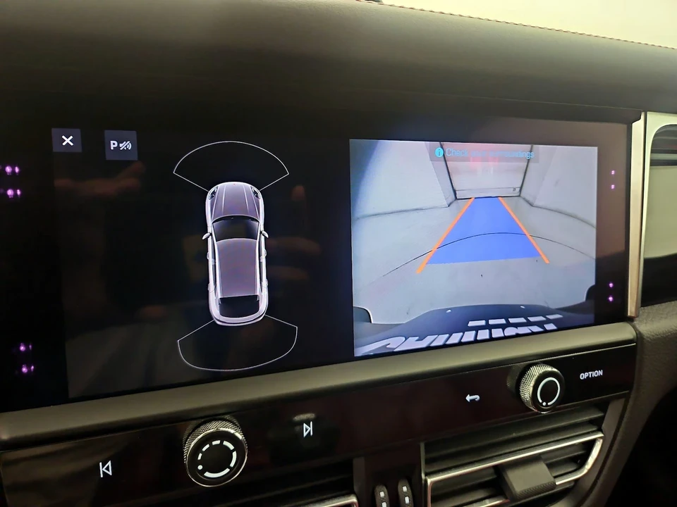 2023 Porsche Macan - Image 16 of 28