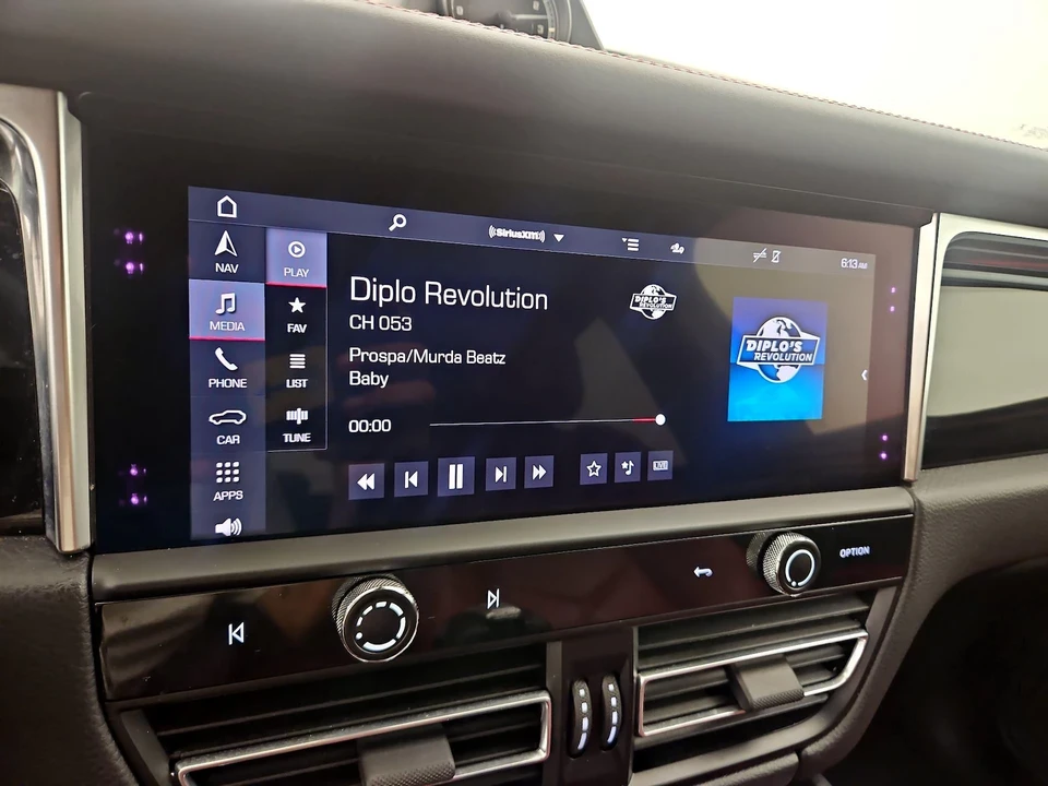 2023 Porsche Macan - Image 17 of 28