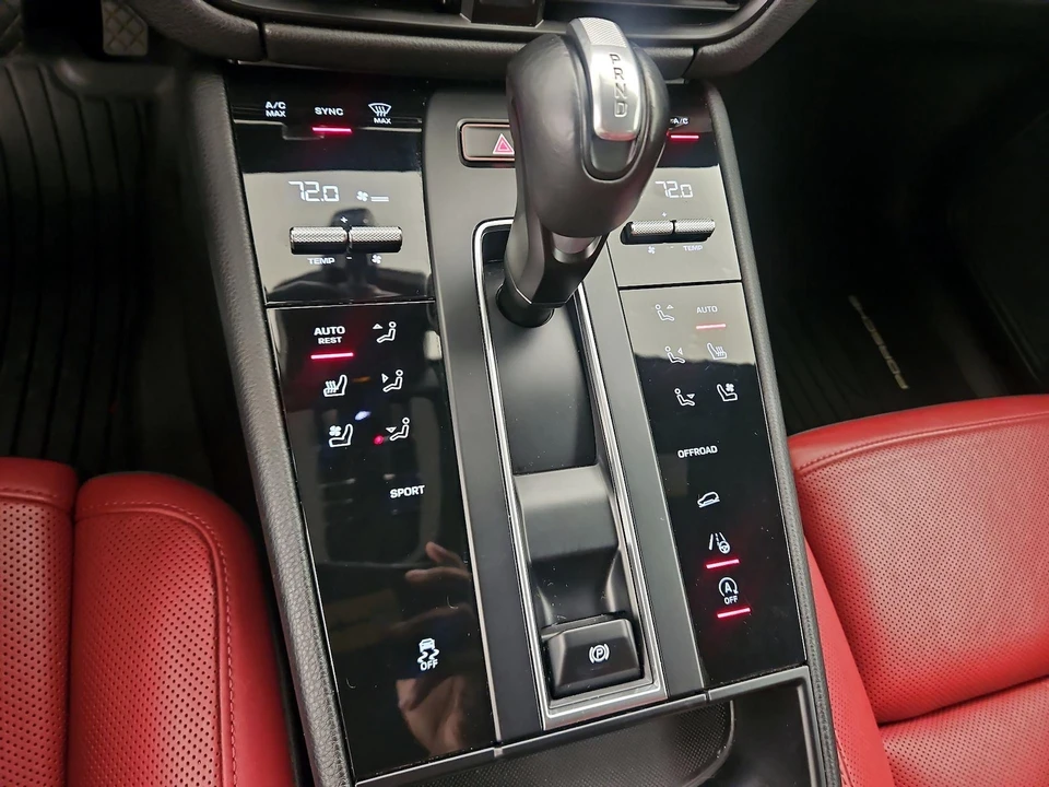 2023 Porsche Macan - Image 18 of 28