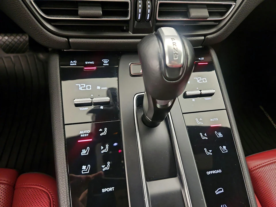 2023 Porsche Macan - Image 19 of 28