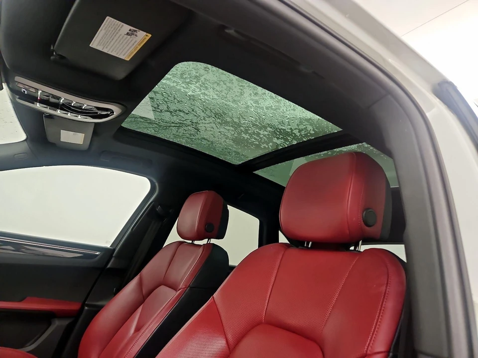 2023 Porsche Macan - Image 21 of 28