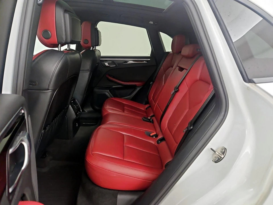 2023 Porsche Macan - Image 22 of 28