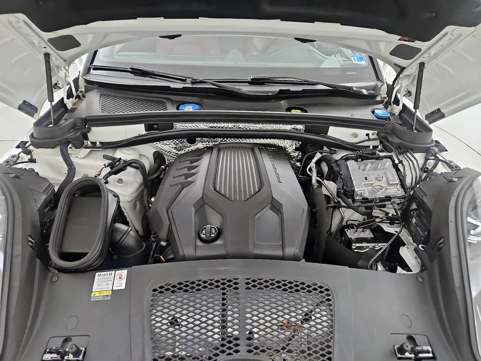 2023 Porsche Macan - Image 24 of 28