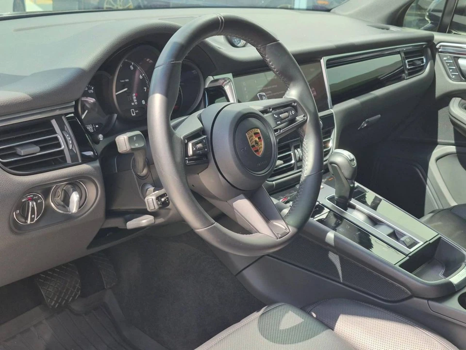 2023 Porsche Macan - Image 4 of 5