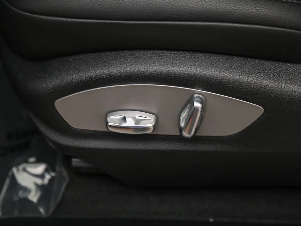 2023 Porsche Macan T - Image 25 of 31
