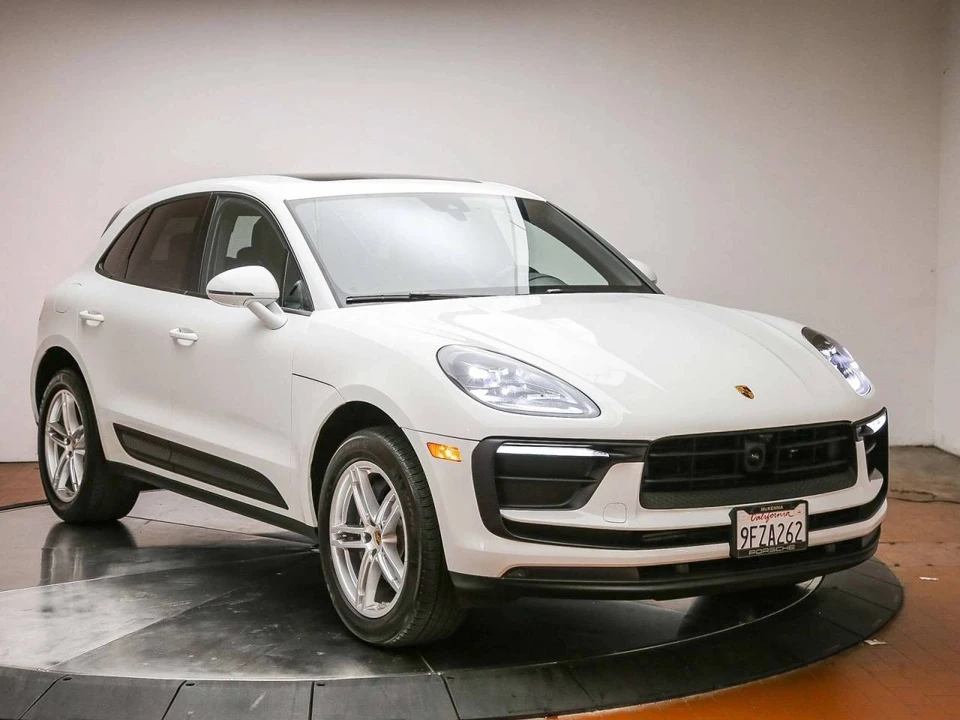 2023 Porsche Macan T - Image 4 of 5