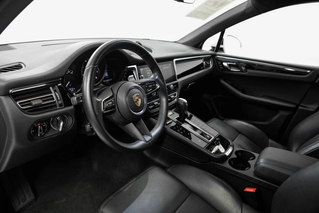 2023 Porsche Macan - Image 4 of 5